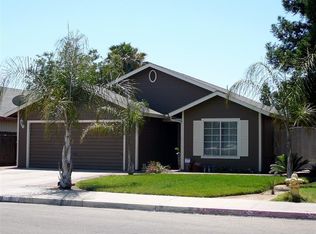 882 Tuolumne St, Parlier, CA 93648