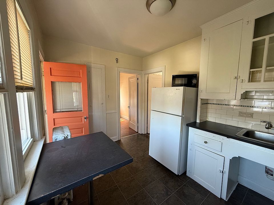 2nd image of 884 Beaconsfield Ave #3A
