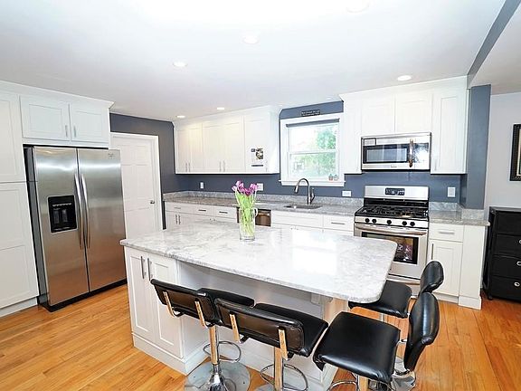 4th image of 13 Glenwood St
