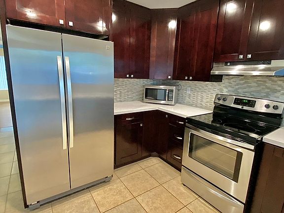 Kitchen: refrigerator/freezer, microwave, stovetop and oven