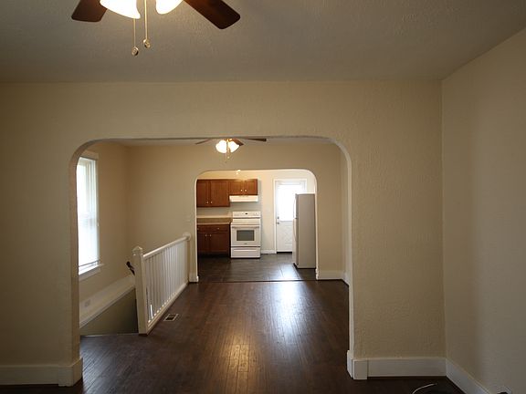 3rd image of 819 Troy Rd