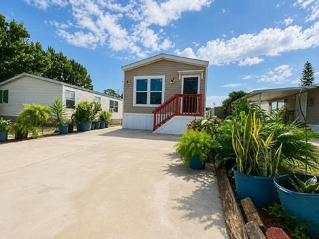 1st image of 1761 Sunburst Dr #423