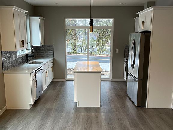3rd image of 204 E Black Pearl Ln