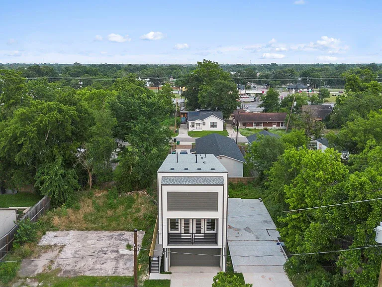 6631 Foster St — Photo 2