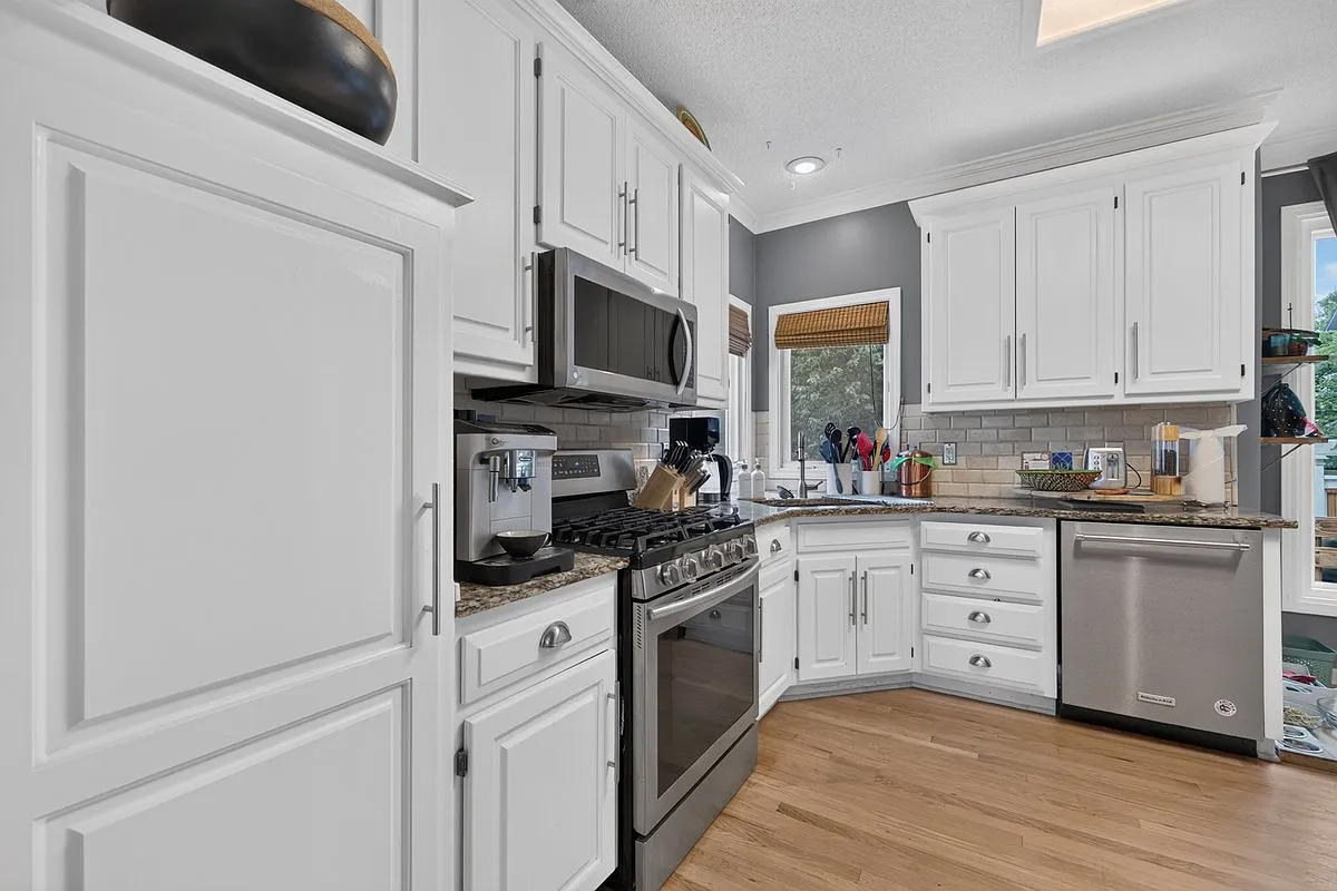 4 bed, 2.5 bath, 2550 sqft, $3,200 — Photo 3