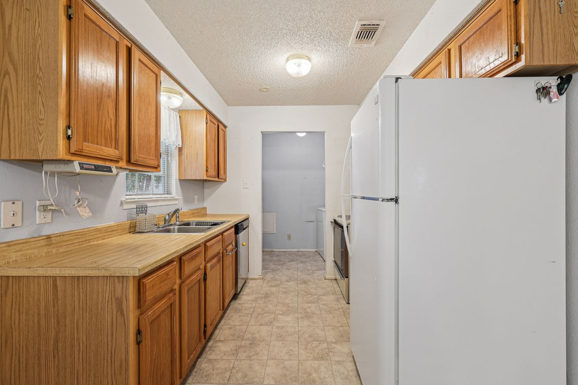 Circle Dr-S2407-015.jpg