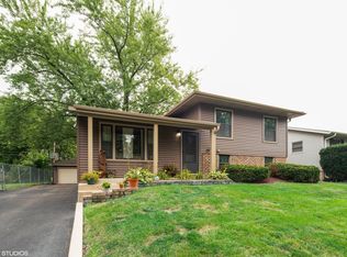 810 Cove Ave, Lockport, IL 60441