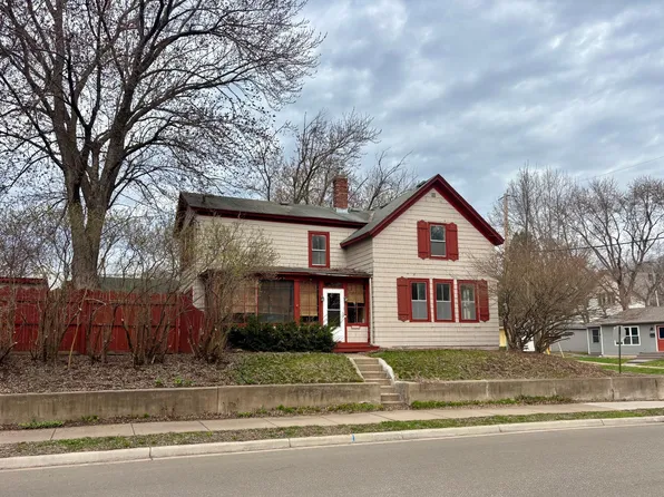 718 4th St N, Stillwater, MN 55082