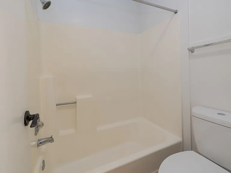 Broadway Proper Apartment ** One Month Free**W/D Included — Photo 70