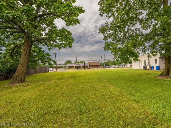 Fort St, Barling, AR 72923