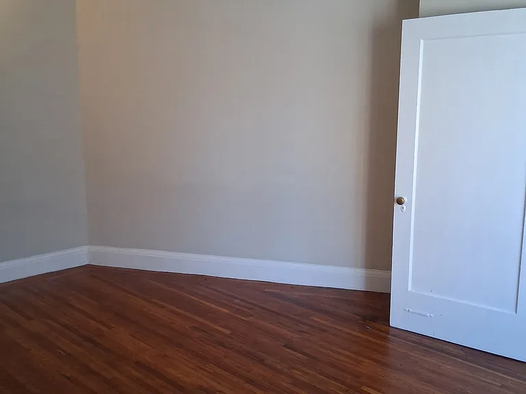 Claremont Towers Apartments — Photo 10