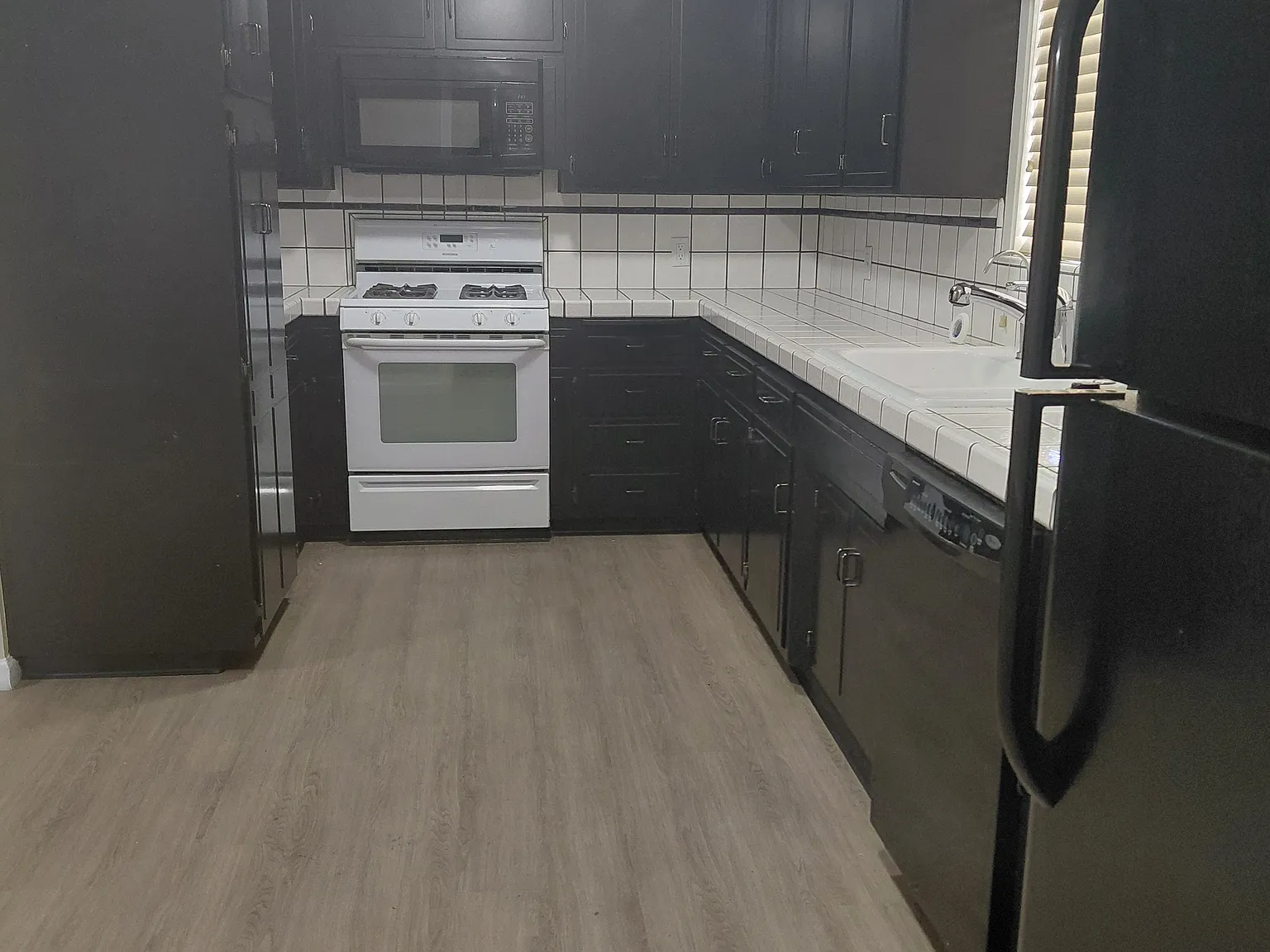 3 bed, 1947 sqft, $2,400 — Photo 2