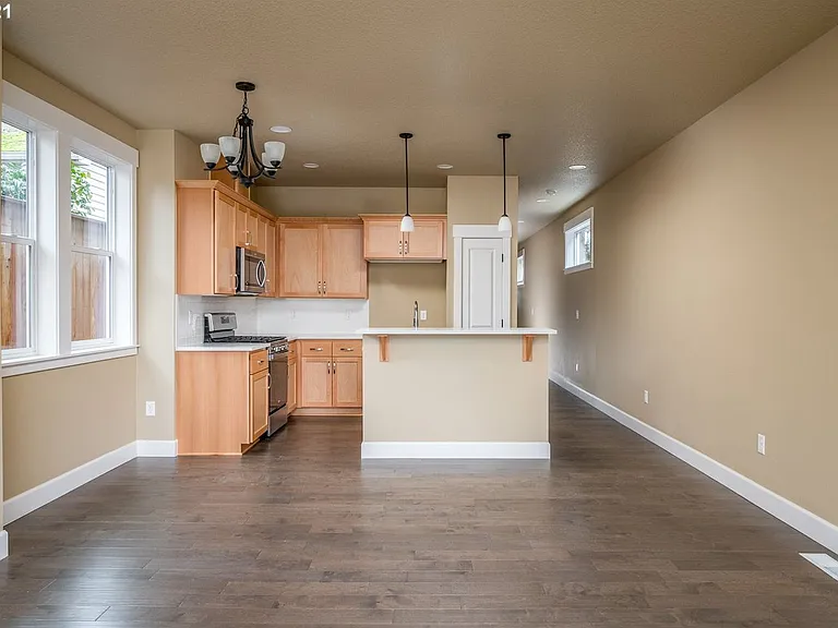 9126 N Seward Ave — Photo 5