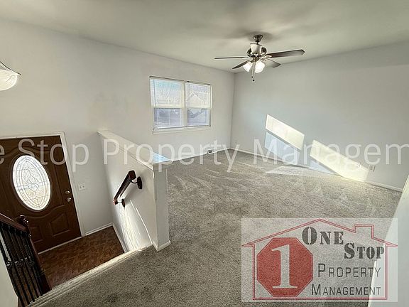 2nd image of 405 SW Redwood Dr
