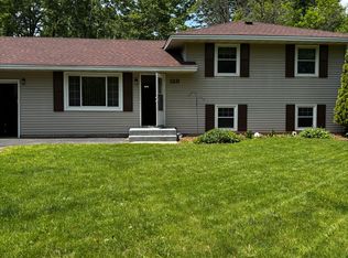 128 Oakwood Rd, Apple Valley, MN 55124