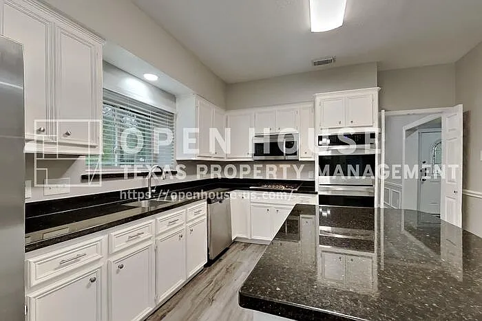 719 Fernglade Dr — Photo 4