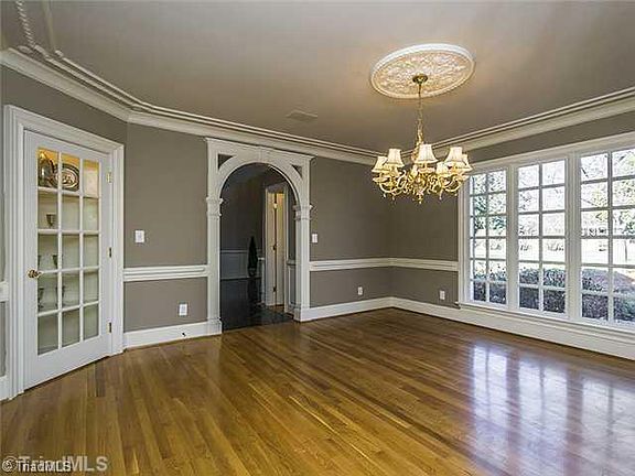 5th image of 1011 Country Club Dr