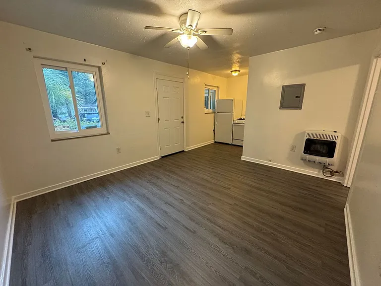 205 Holmes Dr #C — Photo 3