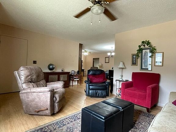 5th image of 905 W Black St
