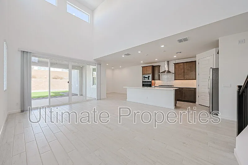 4 bed, 3.0 bath, 3007 sqft, $3,980 — Photo 4