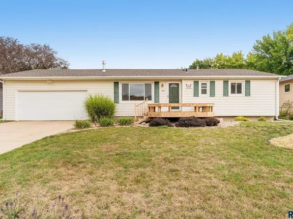 704 E Walnut St, Harrisburg, SD 57032