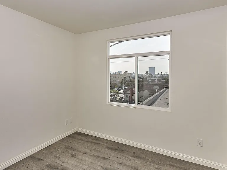 407 N Ardmore Ave #203 — Photo 5