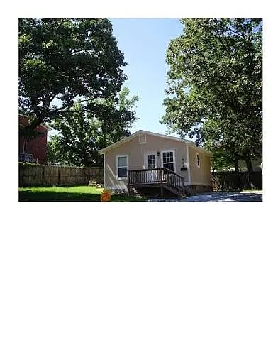 Building Photo - 832 W Eagle St