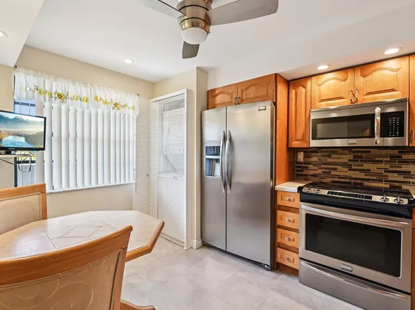 1101 Colony Point Circle #404, Pembroke Pines, FL 33026