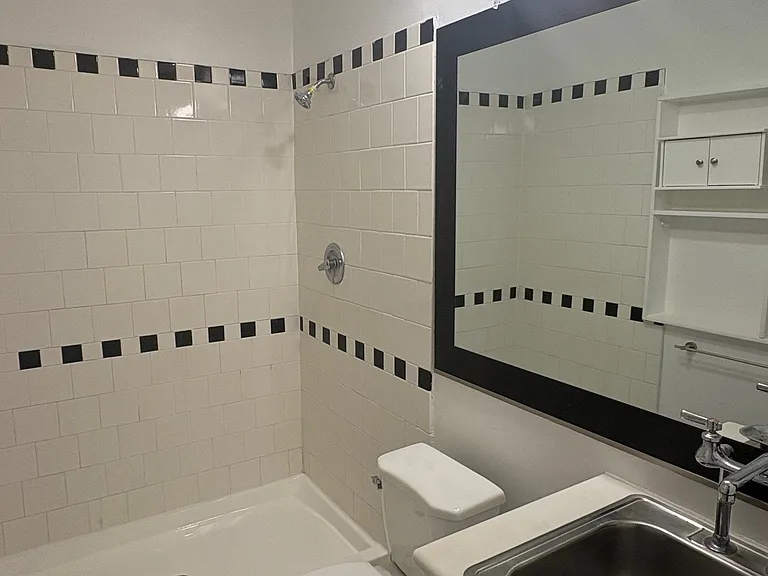 Daisy Studios/Lofts — Photo 26