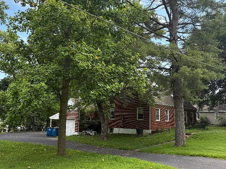 809 Bublin Ln — Photo 2
