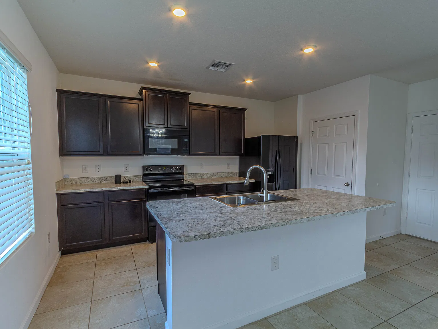 3 bed, 2.5 bath, 2004 sqft, $2,200 — Photo 3