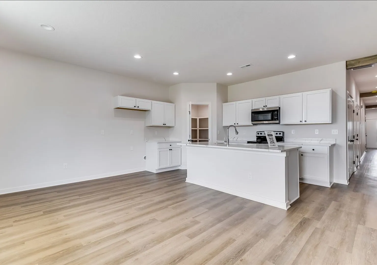 Beautiful Three Bedroom, Two Bathroom — Photo 4