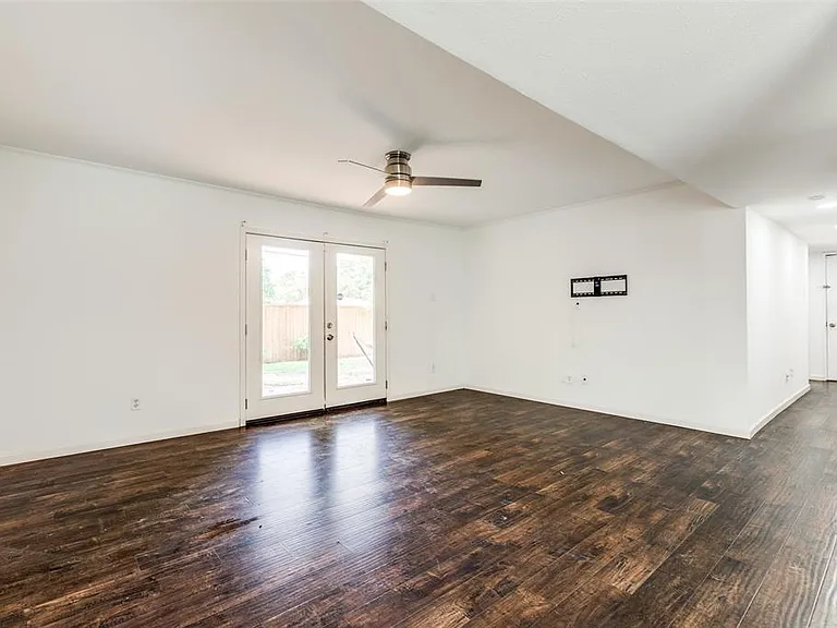 1300 Pioneer Ln — Photo 5