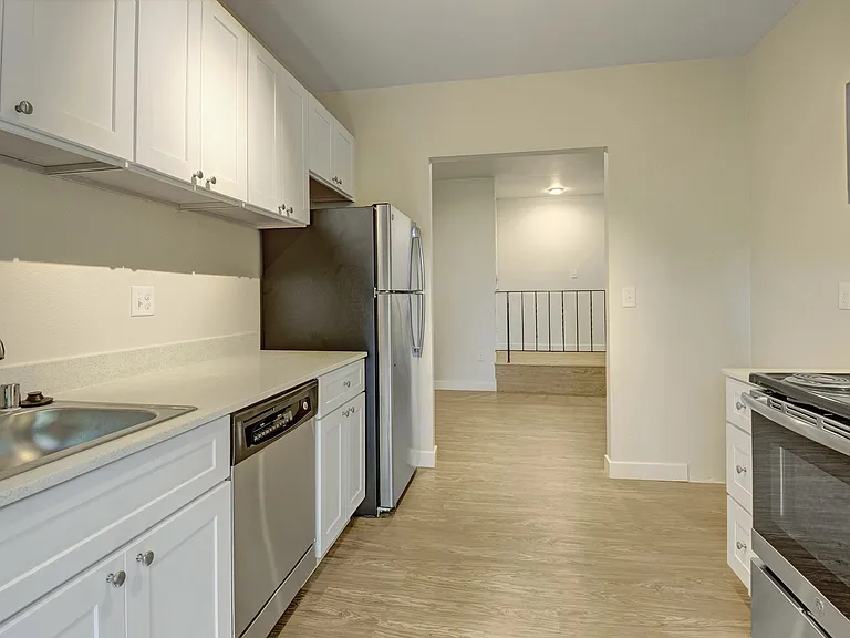 Bayview East Apartments — Photo 22