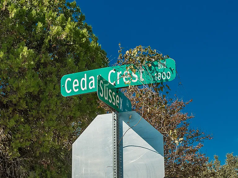 1835 Cedar Crest Blvd — Photo 35