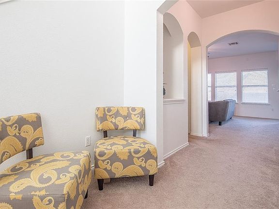 4th image of 132 Ashwood S