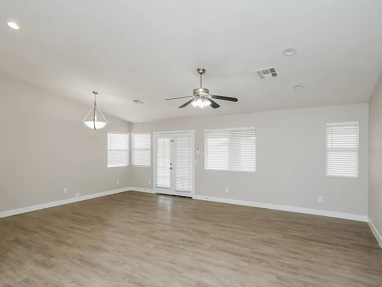 922 Strider Dr — Photo 5