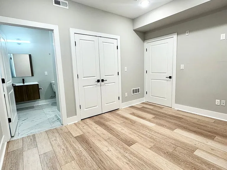 Gorgeous New Diamond St Construction Boasting Luxury Finishes — Photo 37