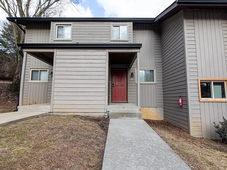 1433 Shipley Ferry Rd E — Photo 1