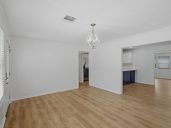 3rd image of 606 W Lagrange St