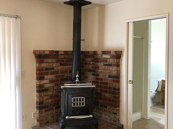 4th image of 883 Evergreen St