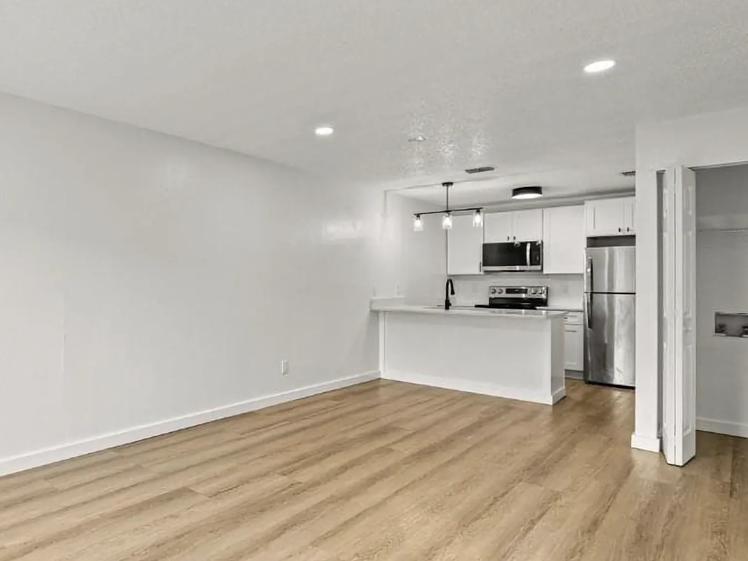 2 bed, 1000 sqft, $1,500 — Photo 2