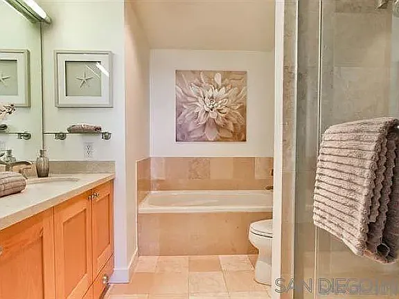 700 W East St #2702 — Photo 7