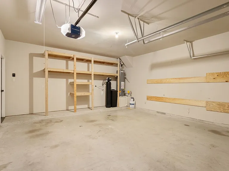 8710 White Crown — Photo 23