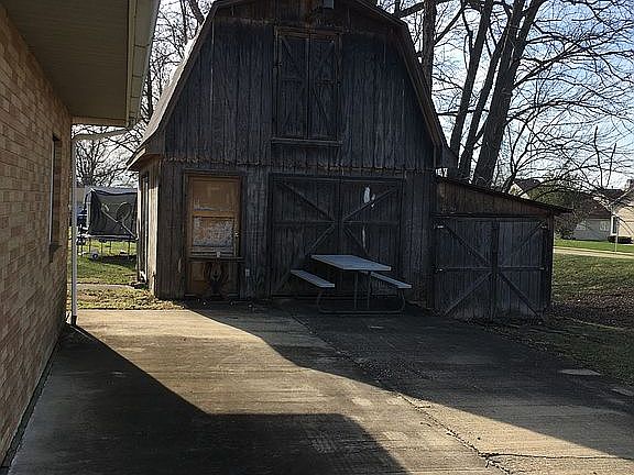 4th image of 1005 Douglas Dr