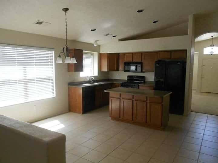 Open kitchen to familyroom includes granie counters