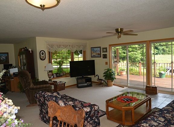 Spacious living room