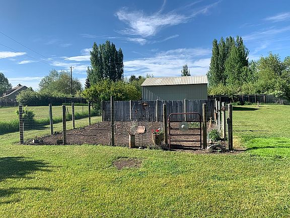 3rd image of 661 Sunny Acres Dr