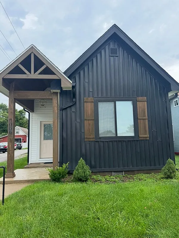 2 bed, 1.0 bath, 1300 sqft, $1,600 — Photo 1