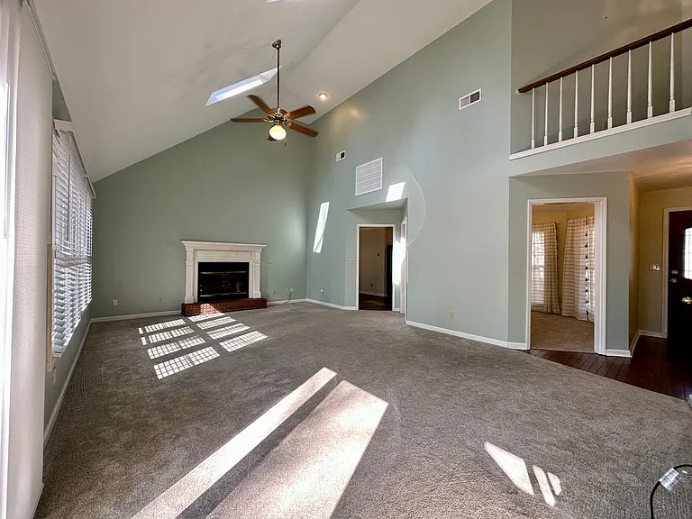 141 Victoria Dr — Photo 4
